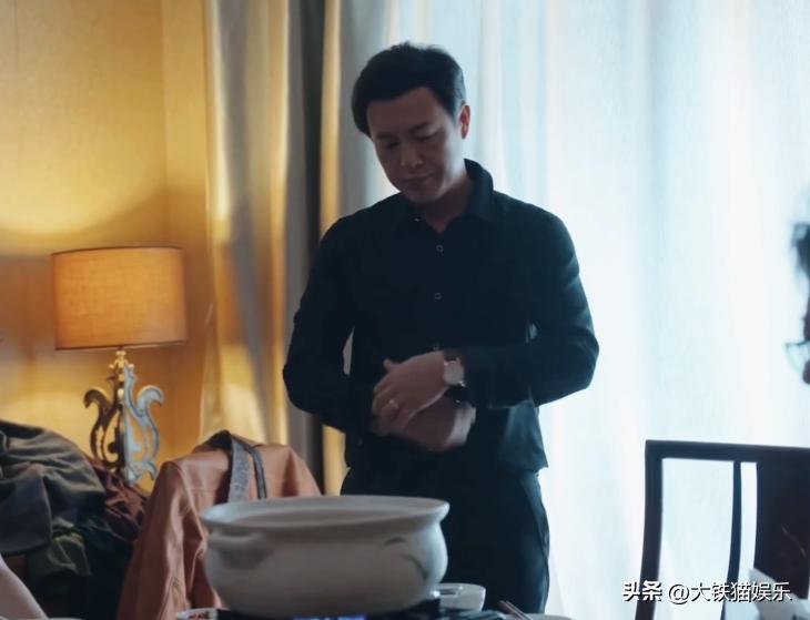 穿黑衣服的帅哥明星,10大穿白衬衫最好看的男明星