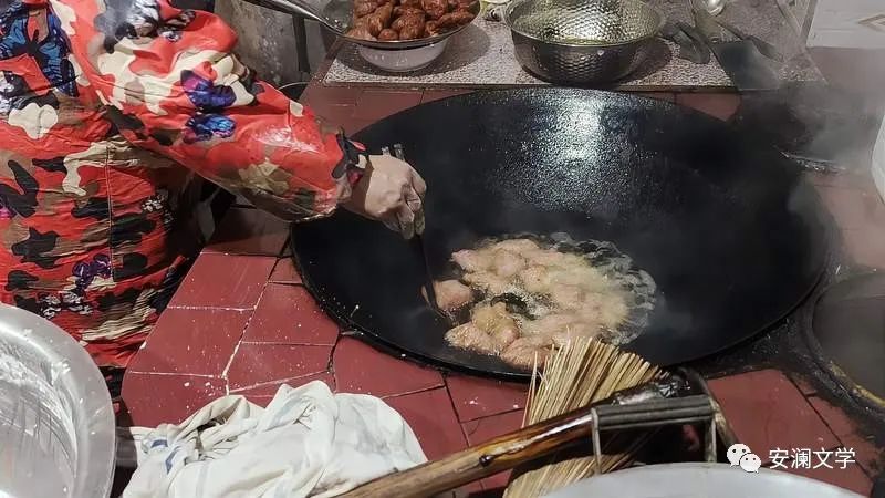 杀年猪打糍粑吃泡汤年味十足,杀年猪蒸豆包