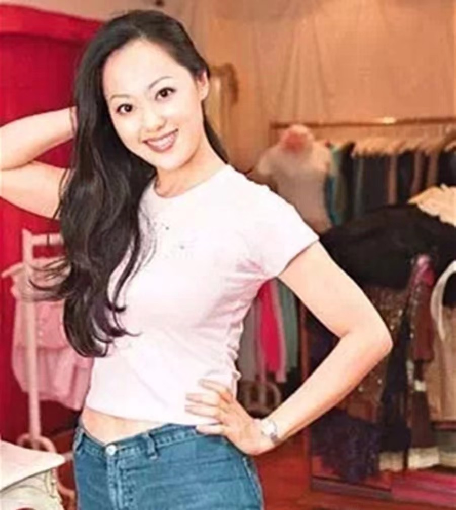 世纪大翻盘，钟镇涛前妻从欠2.5亿到百亿带货女王，经历了什么？