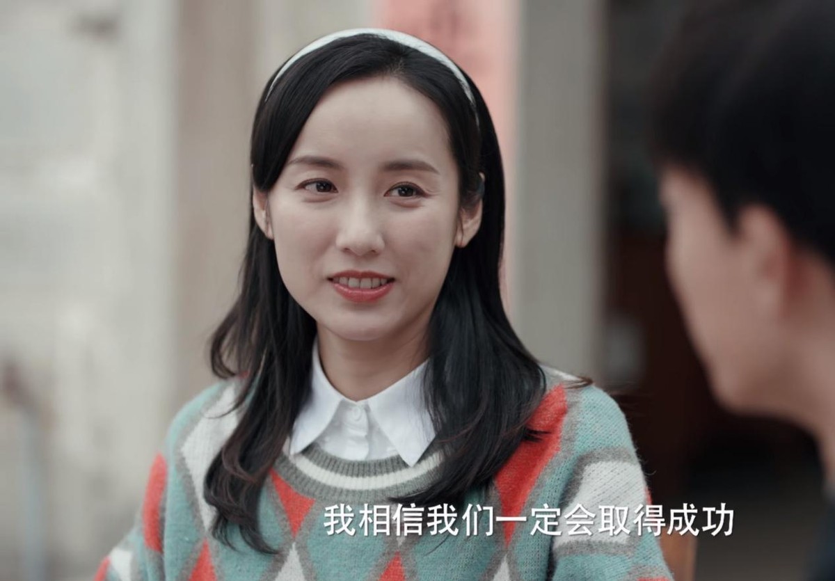 用假发遮住额头就是少男？37岁唐曾演大学生，满脸褶子太辣目