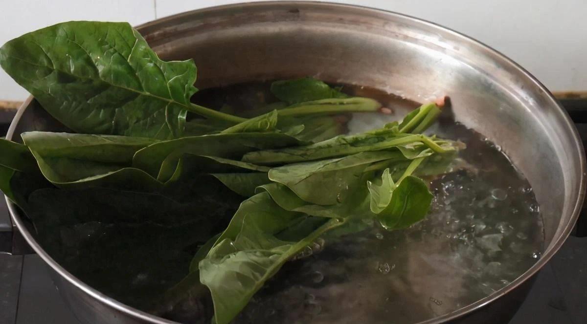 黑色衣服洗得发白了怎么恢复原色,黑色金丝绒发白怎么处理有补救吗