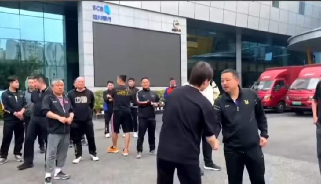 国乒孙颖莎打球王楚钦观看,国乒出征世乒赛孙颖莎图片