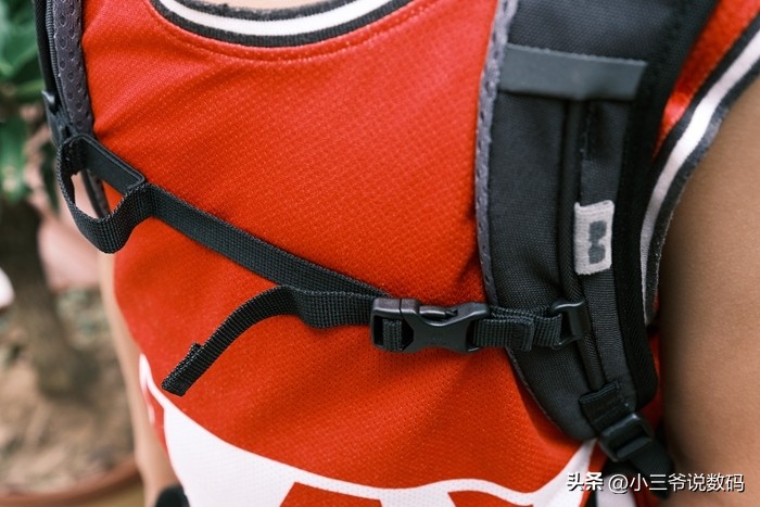 多特学生书包视频,多特背包背娃