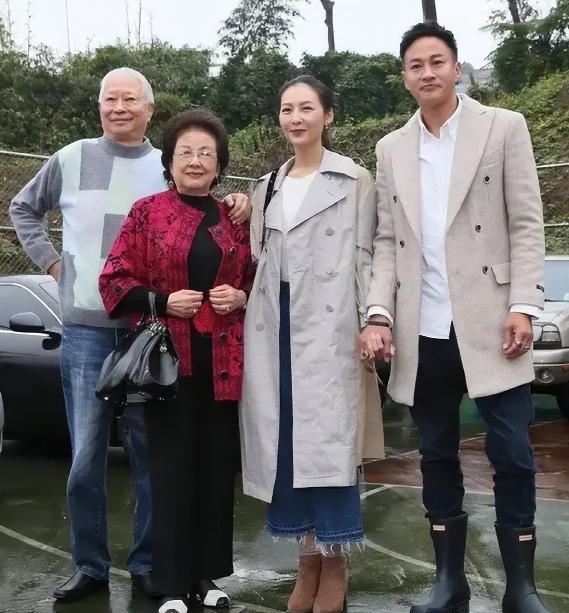 何润东风云红衣女子,何润东全家福曝光