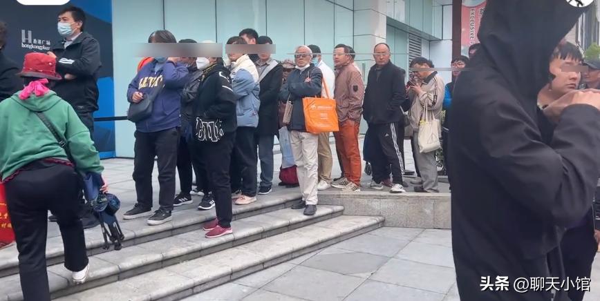 “上海女全款600买天价吐司面包”遭群嘲：你媚外的样子真的很丑