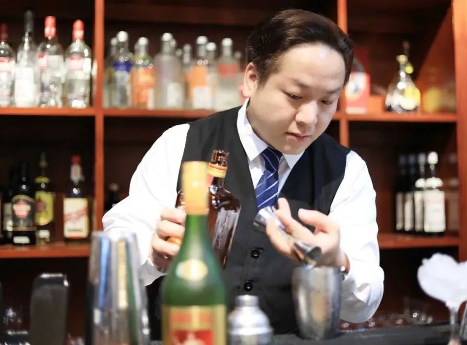 30岁跳出舒适圈改行学美业,学调酒入行