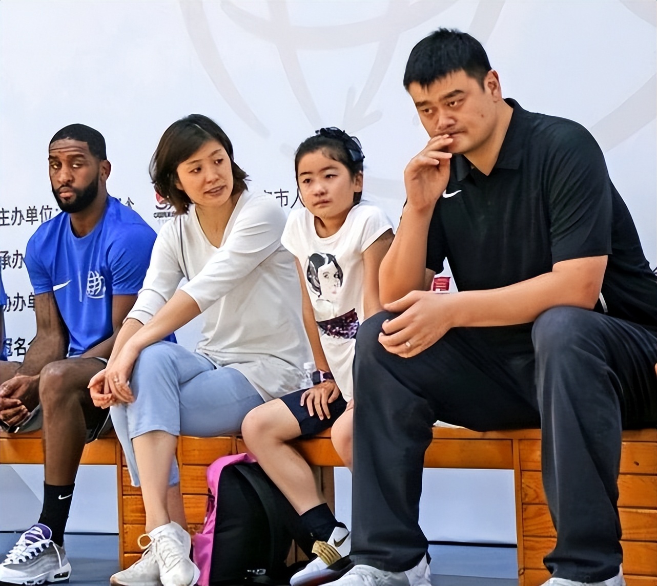 姚明晒一家三口照,姚明携手叶莉罕见现身