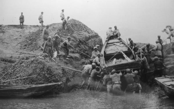 为了胜利渡江，二野北方“旱鸭子”士兵变成“浪里白条”