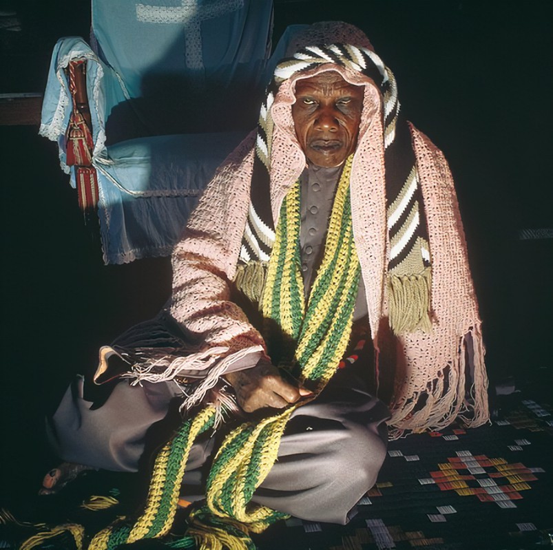 2016年,那个被白人美女喂水喝的2岁非洲小男孩,后来怎么样了?