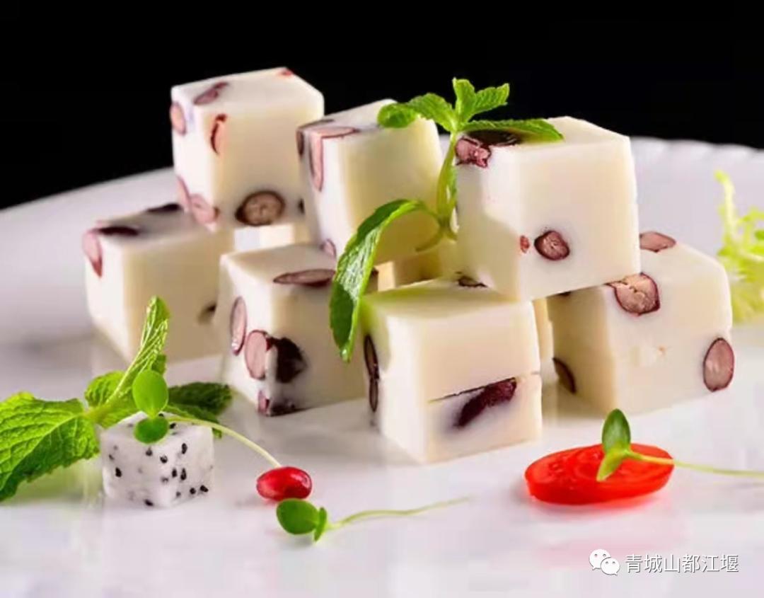 来都江堰的山间溪畔赴一场“好食光”！青山间的火锅店、花园里的小食堂......赏景美食两不误~