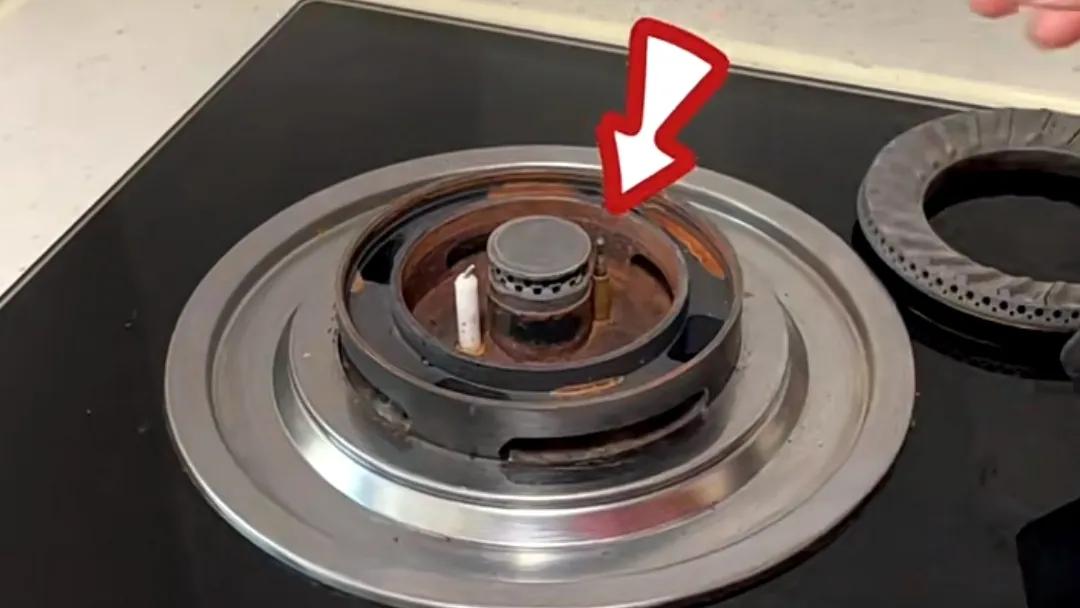 煤气灶打不着火有火花怎么回事,煤气灶打不着火原因有煤气味