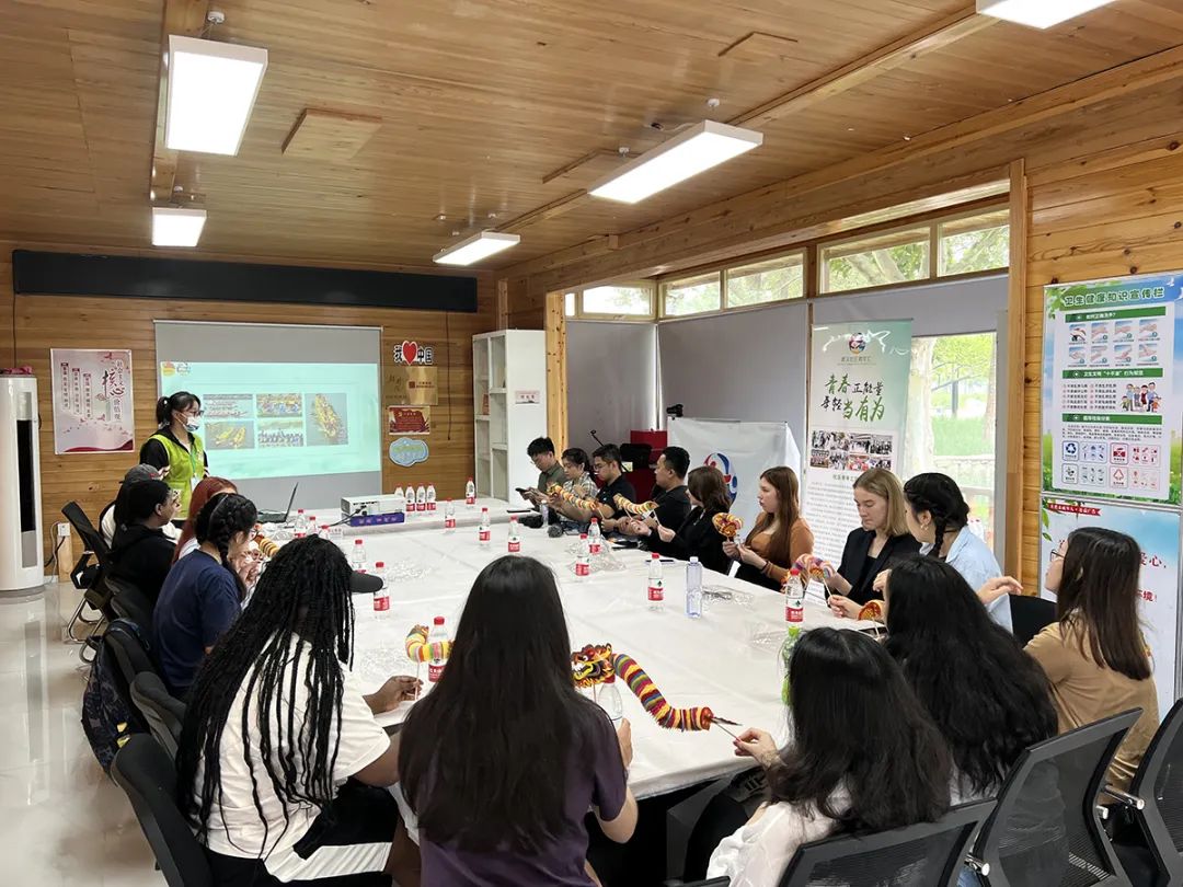 包粽子外国人,包粽子体验手工