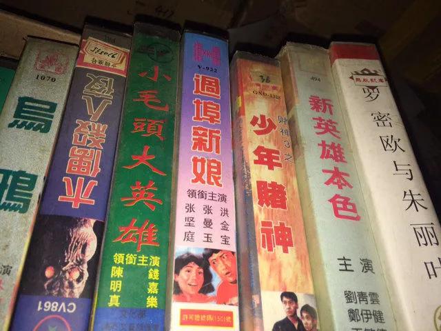 你可还记得黑白电视机上的彩色贴膜？回顾一些八九十年代生活用品