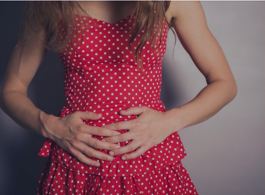 女孩初次来例假是多大岁数,女孩第一次月经多大年龄正常