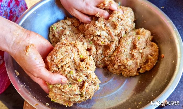 炸肉丸子怎样才能炸得又酥又脆,炸肉丸子加什么料可以让丸子蓬松