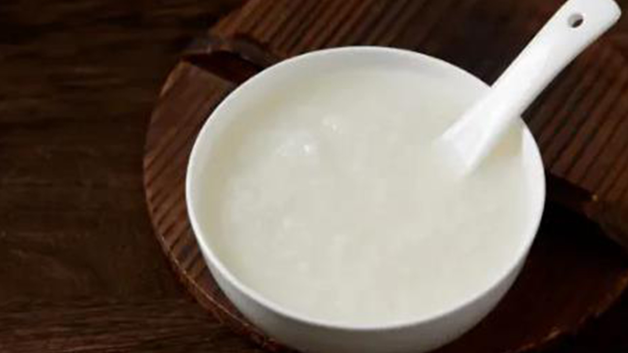 确诊新冠咽痛吃什么,感染新冠嗓子痛喝热水还是冷水