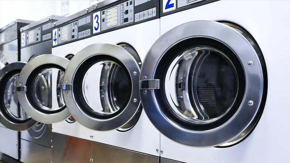 开个洗衣店挣不挣钱,洗衣店招一个员工挣钱吗