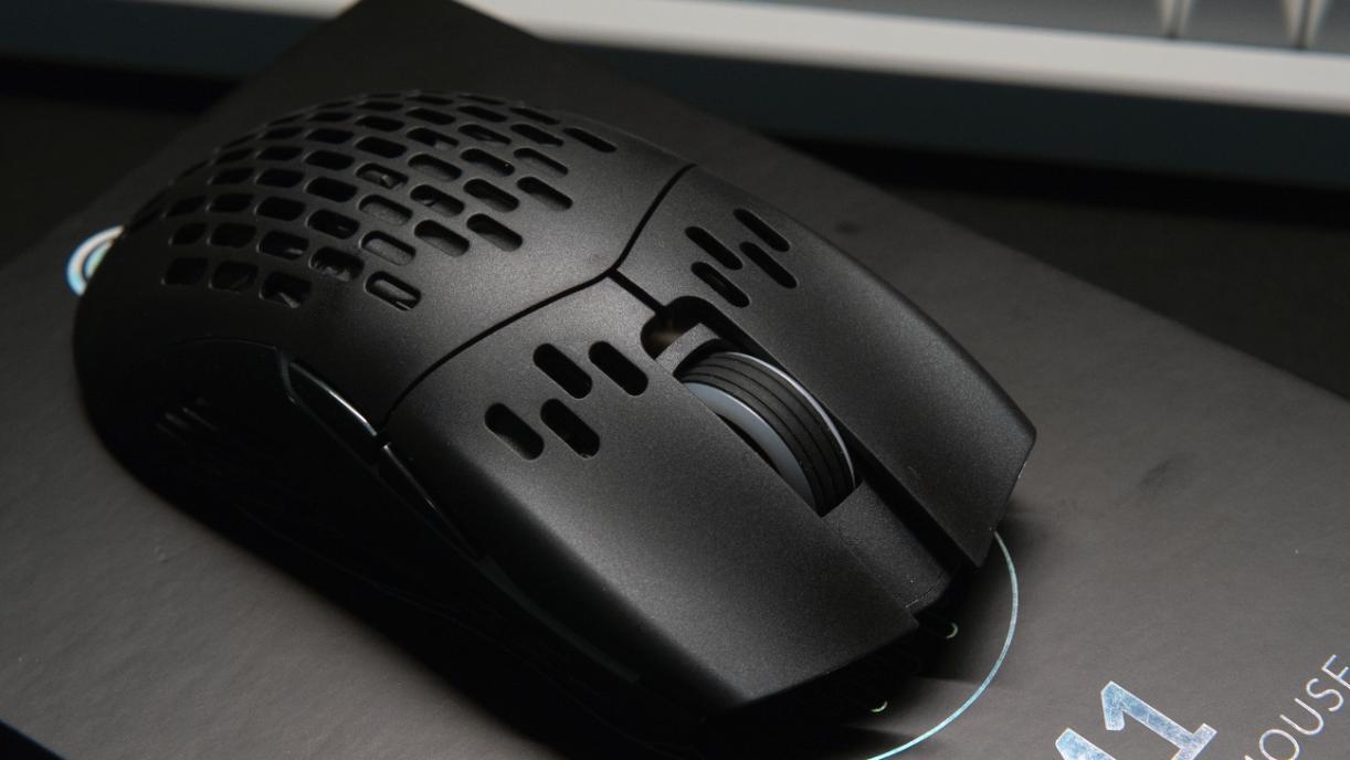 外壳全是洞,卷王价位难得一见的大手洞洞鼠——KeychronM1