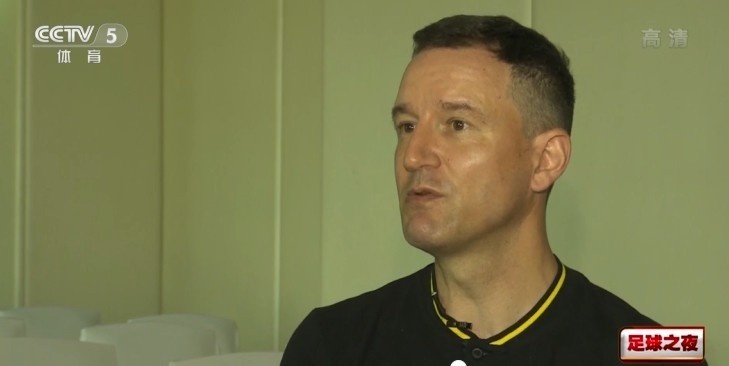 几个菜喝成这样？U23国足洋帅接受央视采访放话，杭州亚运誓夺冠