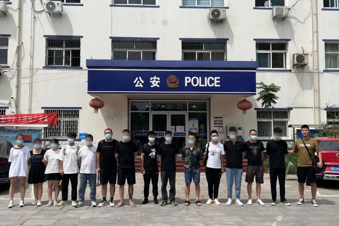 “知名中医”回访？“定制中药”竟是三无产品！