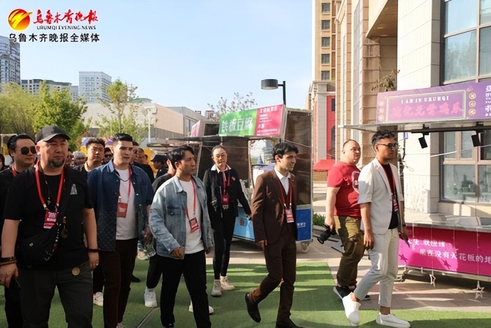 爱*疆新**游首府|邀请网络达人感受发展变化