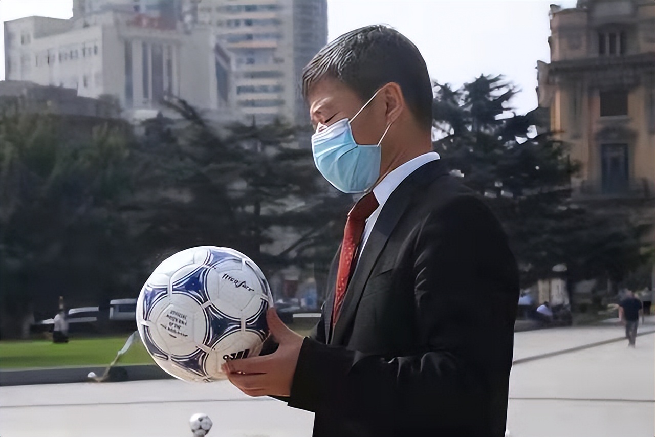 球迷24年收藏各种球衣200件,历届世界杯藏品