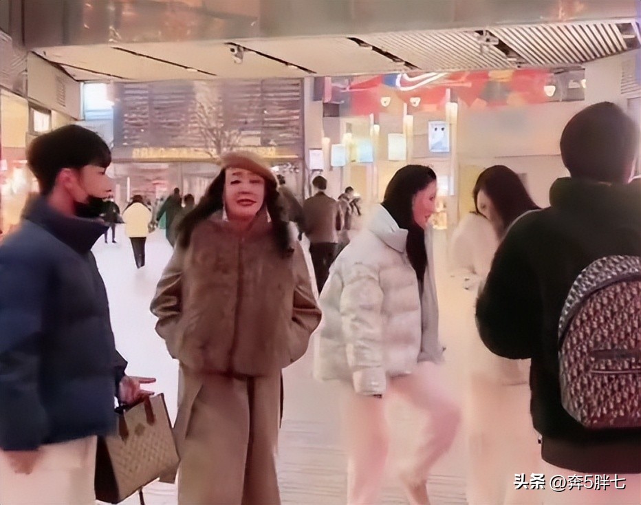 张兰带团队逛三里屯服装店，10万以下随便挑，还请吃麻六记