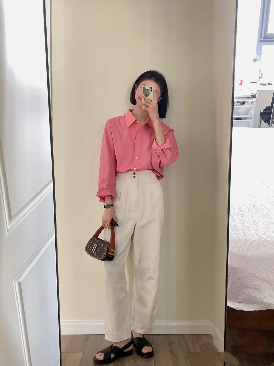 时尚穿搭展示粉色衬衫搭配牛仔裤,粉色衬衫搭配什么颜色的裤子好看