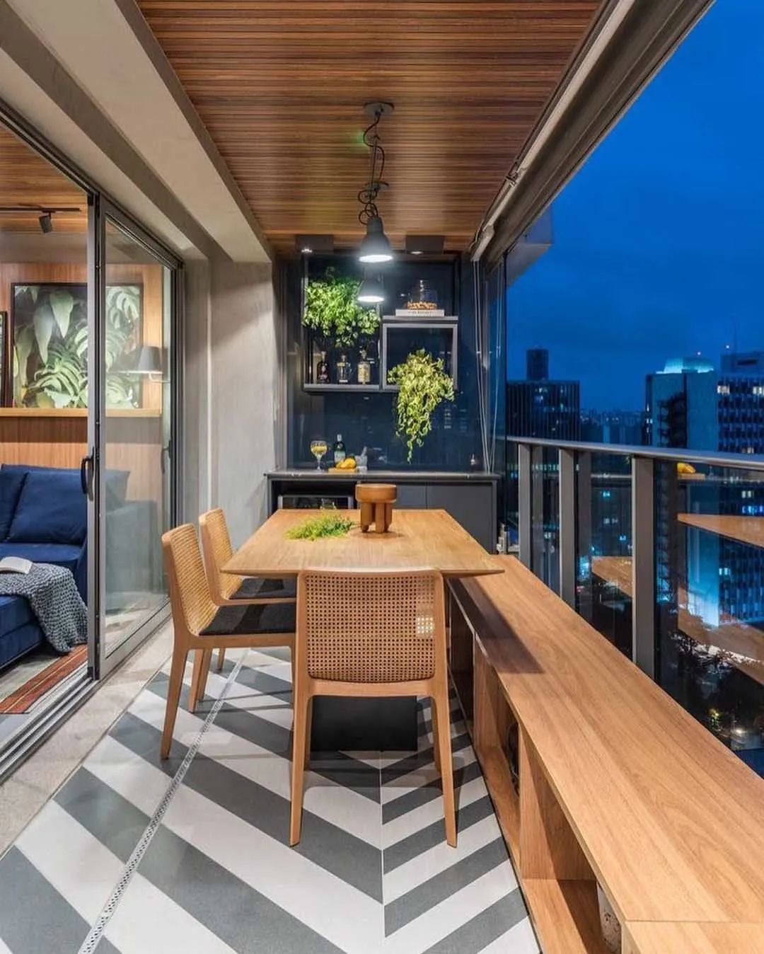 家里阳台怎么像露营感觉,阳台既能晾衣服也能当临时卧室