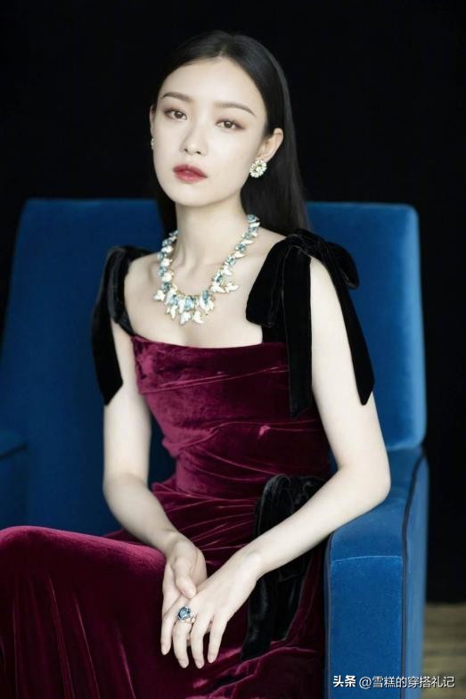 皮肤偏黄的女生适合什么颜色,皮肤偏黄的女生适合什么衣服