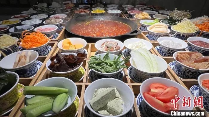 气温逐步降低冬季羽绒服迎来热销,寒潮带热暖经济极寒羽绒服热销