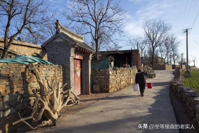 村里引进了一个小工厂，60多岁的大爷大妈笑开了花，月薪达3000元