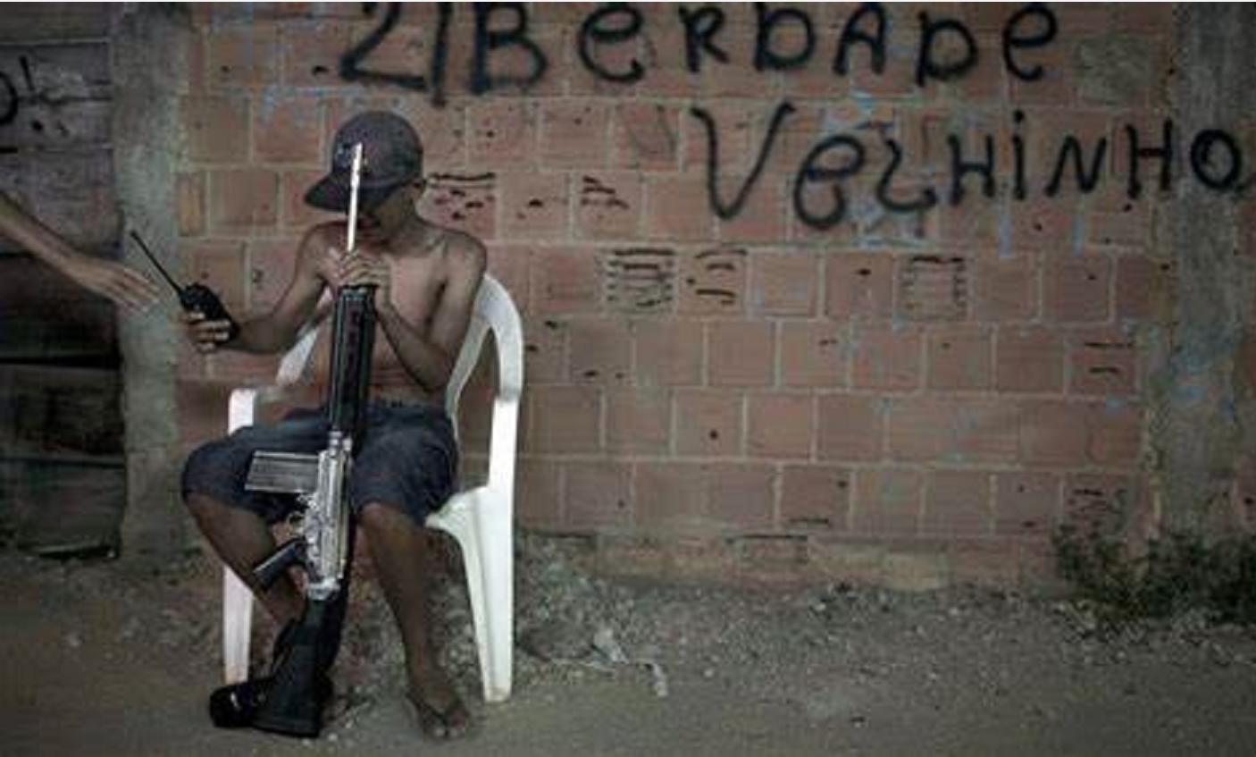 巴西贫民窟毒贩真实视频,中国记者探寻巴西贫民窟毒贩