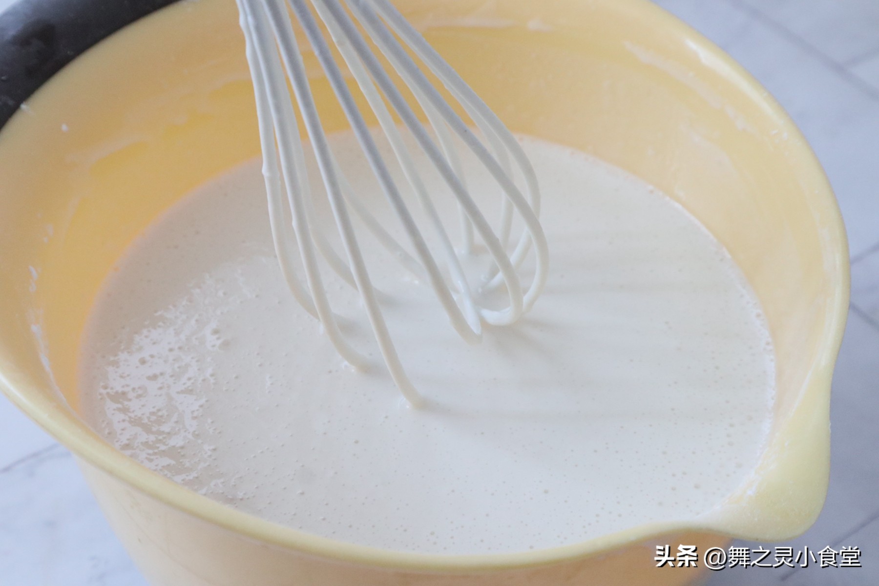 用牛奶和米粉做蛋糕,用米粉做蒸糕不加牛奶和鸡蛋