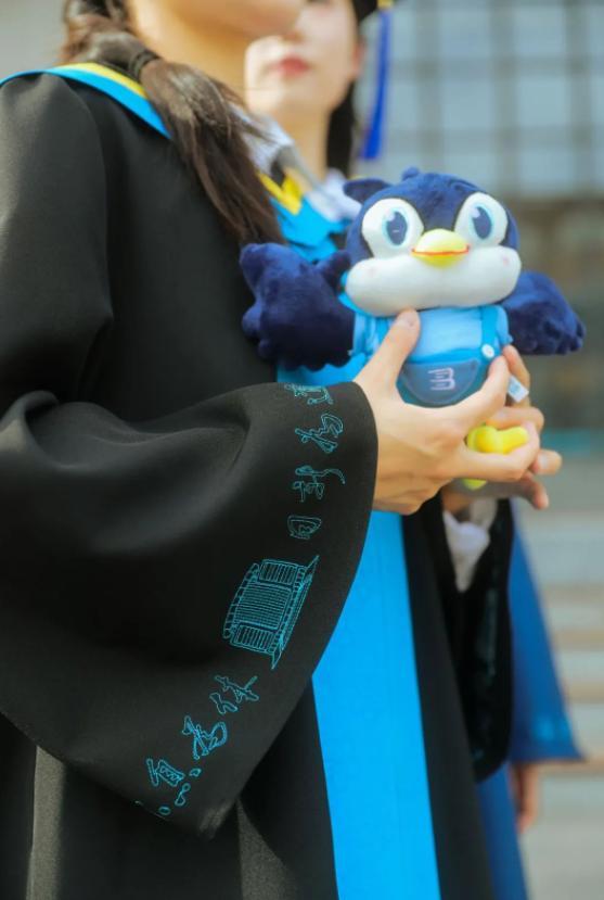 高校送毕业生限量版毕业礼物,全国多所高校为毕业生定制礼物