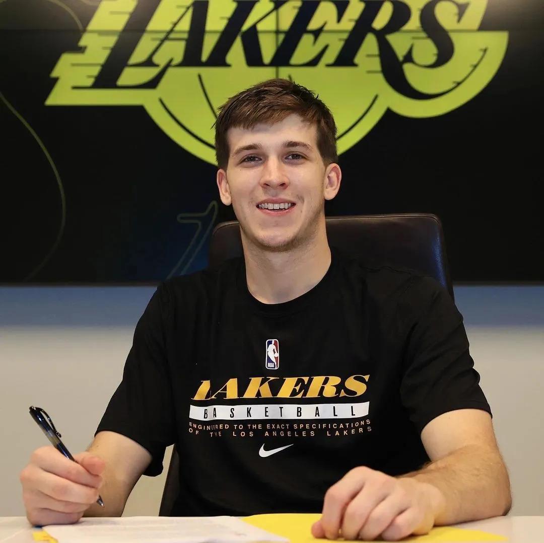 译文-里夫斯说：“要努力，要清醒，要忠于自己。”