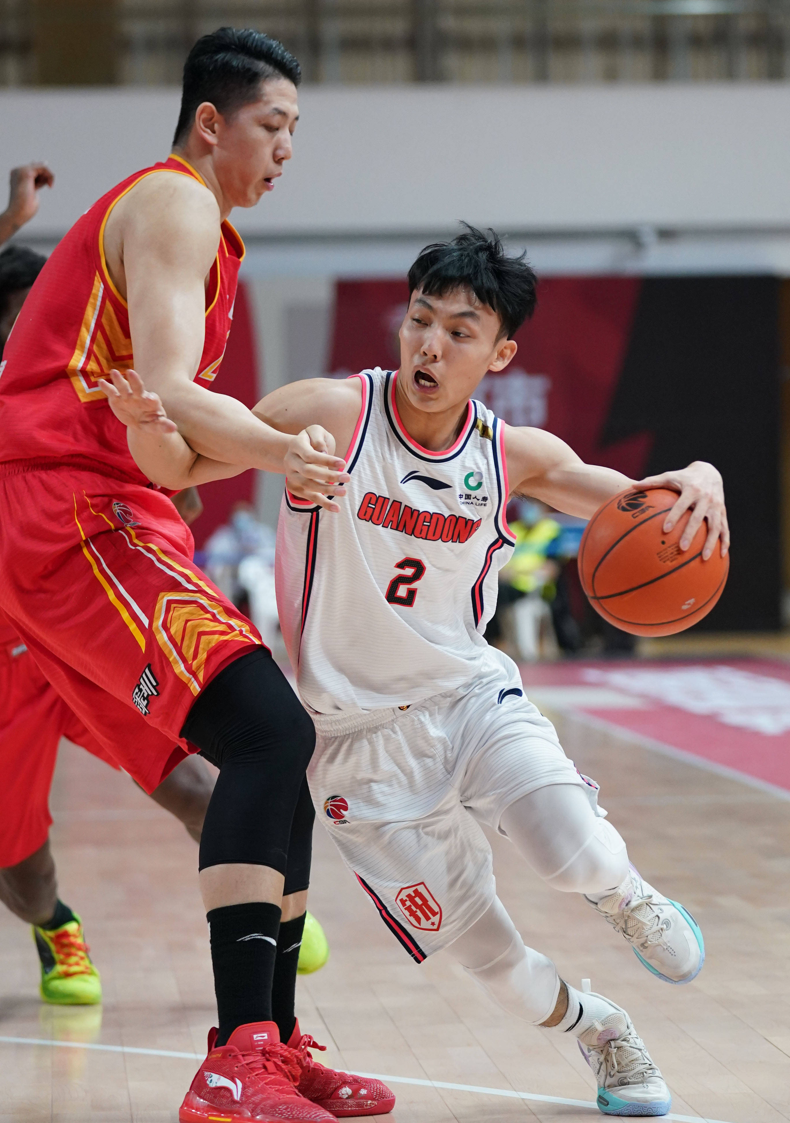 踢足球和打篮球哪个让孩子更聪明,让孩子打篮球有出路吗