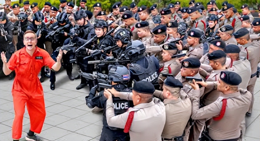 烂尾楼里遛警察，公交车上拍黄片！在泰作死中美网红谁更胜一筹？