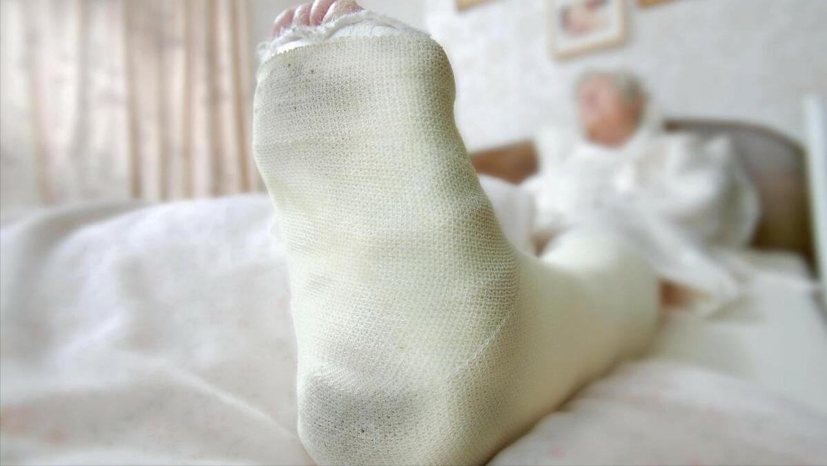 老年人腿摔骨折吃什么恢复快,老年人摔倒骨折的最佳治疗方法