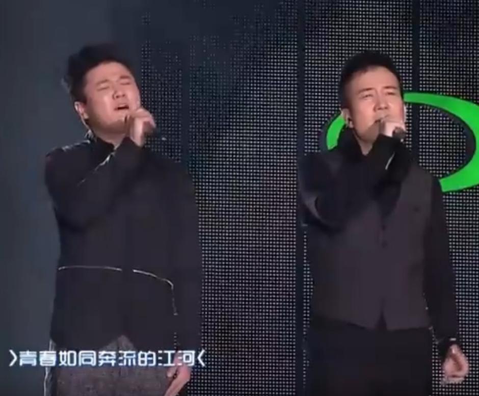 昔日爆红组合街头卖唱,曾经红极一时现在却卖唱的歌手