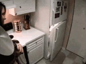 这个抹胸裙是怎么保证它不掉下来的？