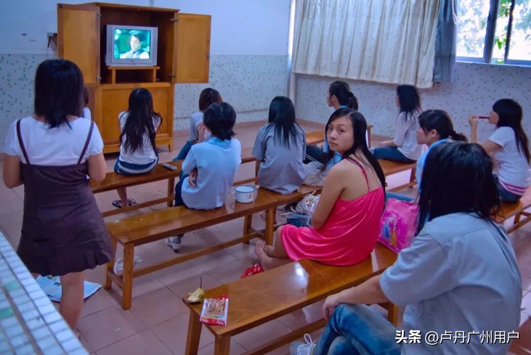 20年拍下150万张“东莞女工”在国外爆火：中国制造，不可思议！