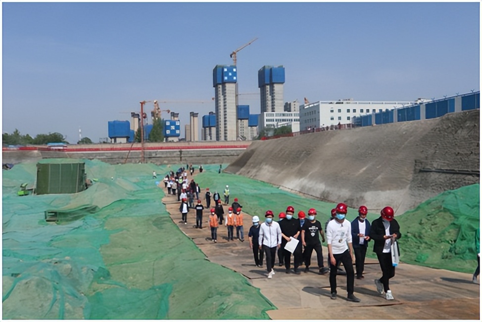 降尘新标杆智启“西安蓝”——白桦林天成作为扬尘治理模范工地接受同行观摩学习