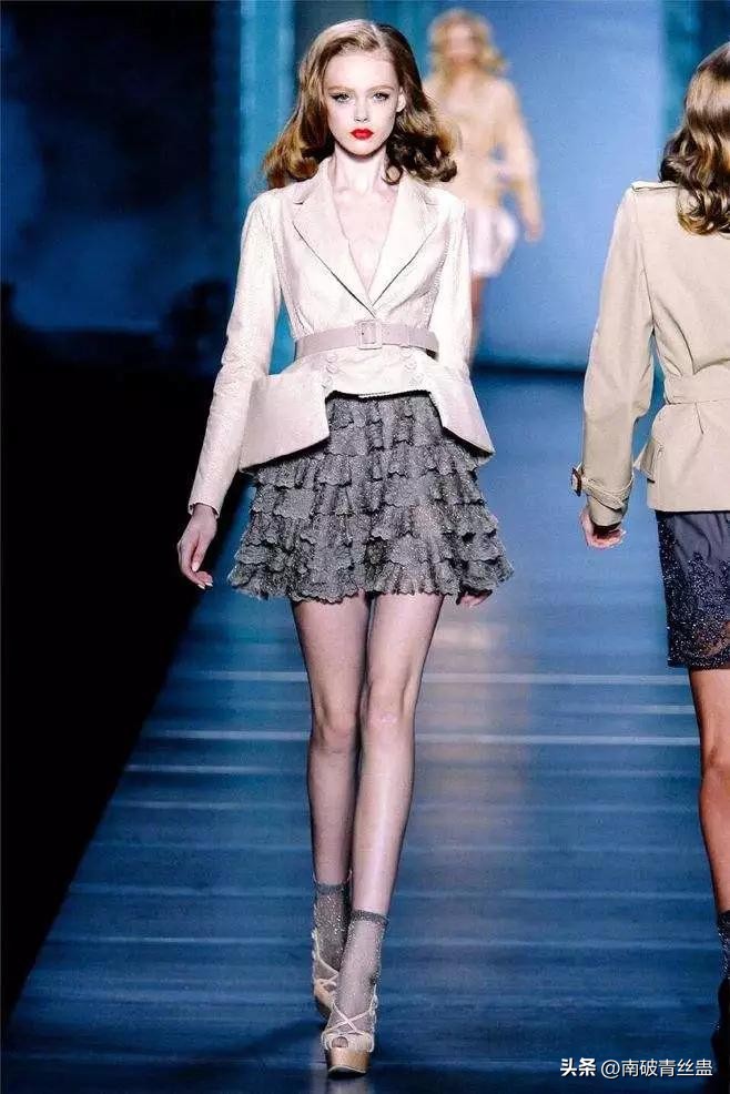 开裆裤,裸胸装,今年高奢大秀一个比一个奇葩,暴露就是时尚?