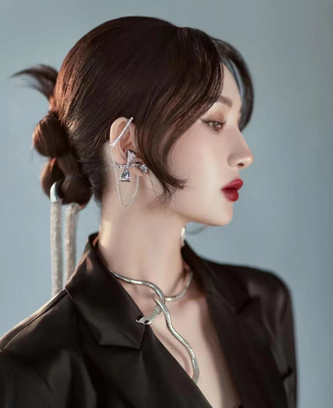 化妆师一般一天赚多少钱,化妆师化一个妆赚多少