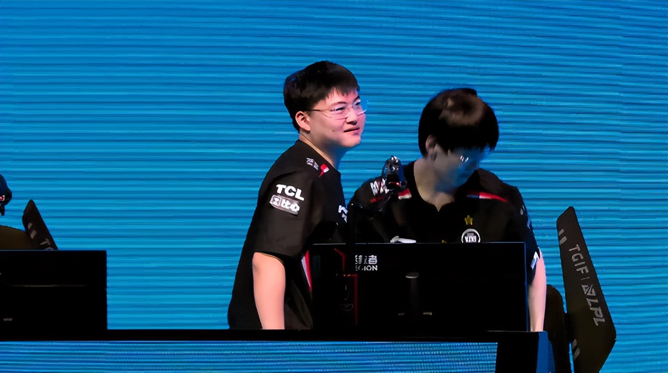 uzi复出获胜泪洒赛场,uzi赛后回归rng