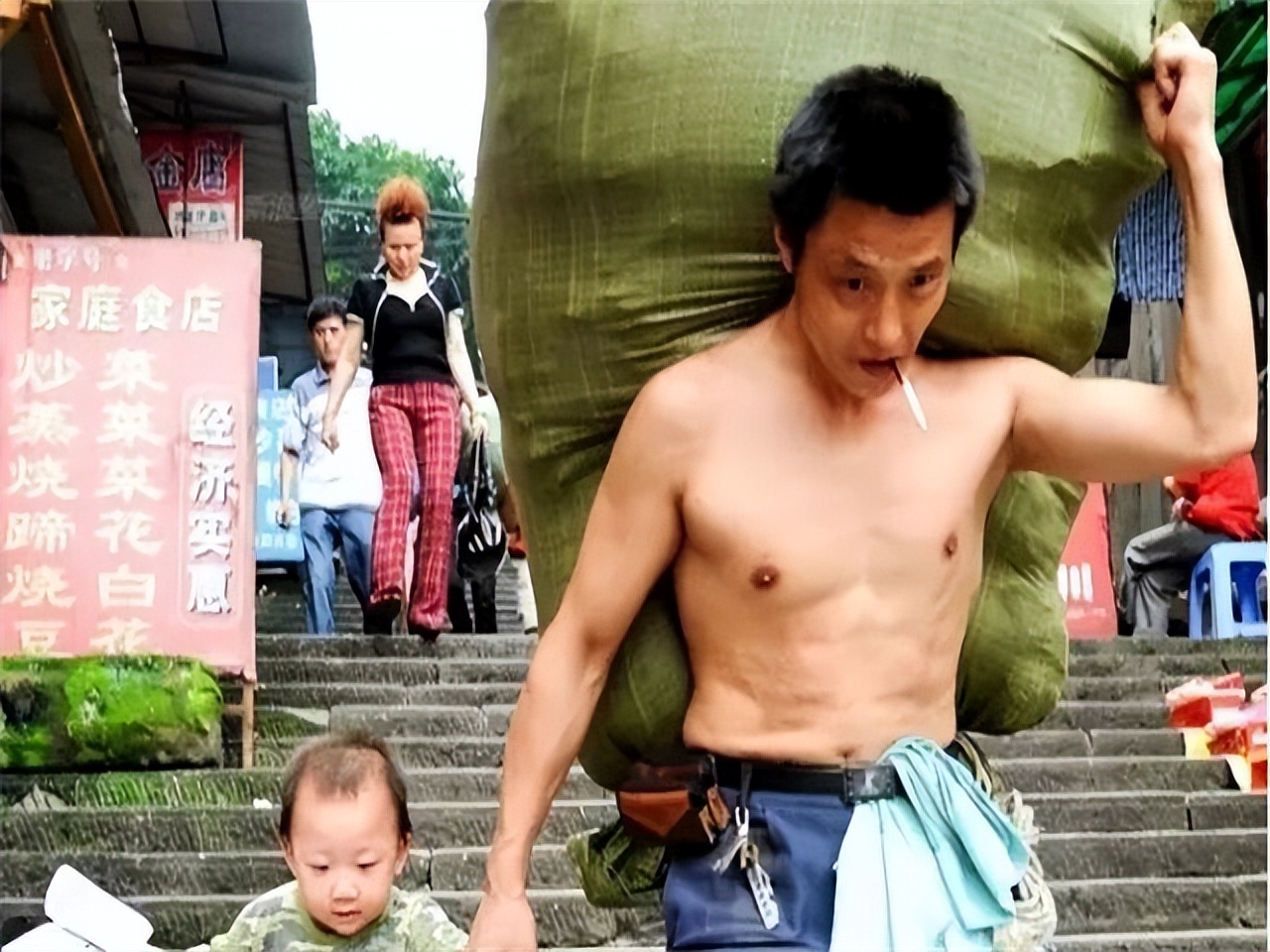 重庆网红棒棒哥冉光辉的故事,山城棒棒军冉光辉用肩膀扛出一个家