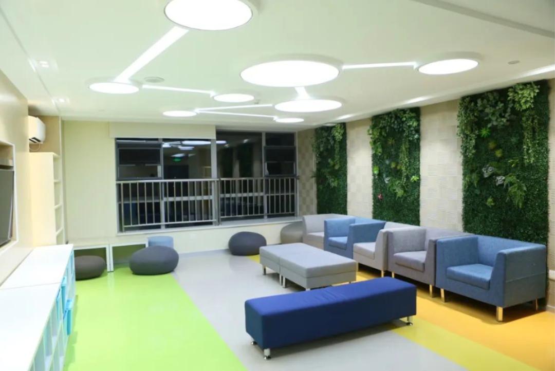 创校生录剑桥、去肯尼亚后变身“食堂警察”，90年历史的学校牛