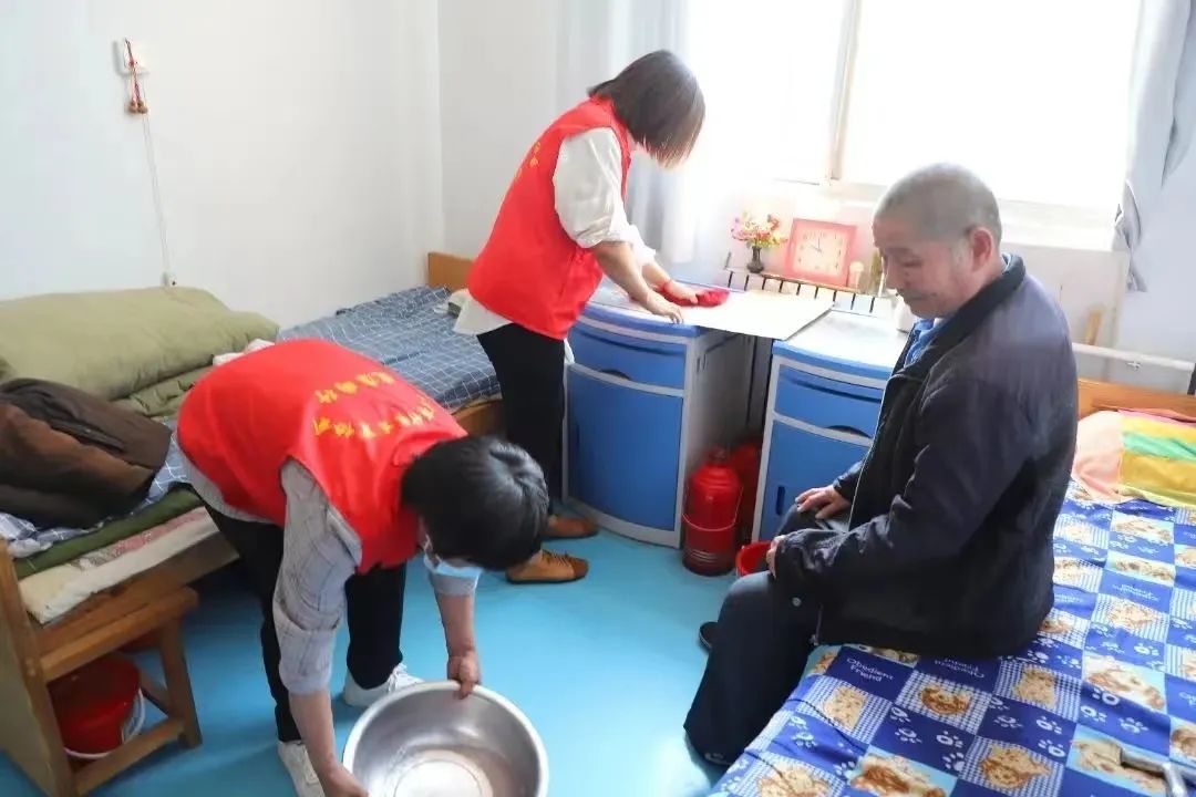 开展擦亮文明窗口志愿服务活动,志愿服务汇聚爱心为文明添彩