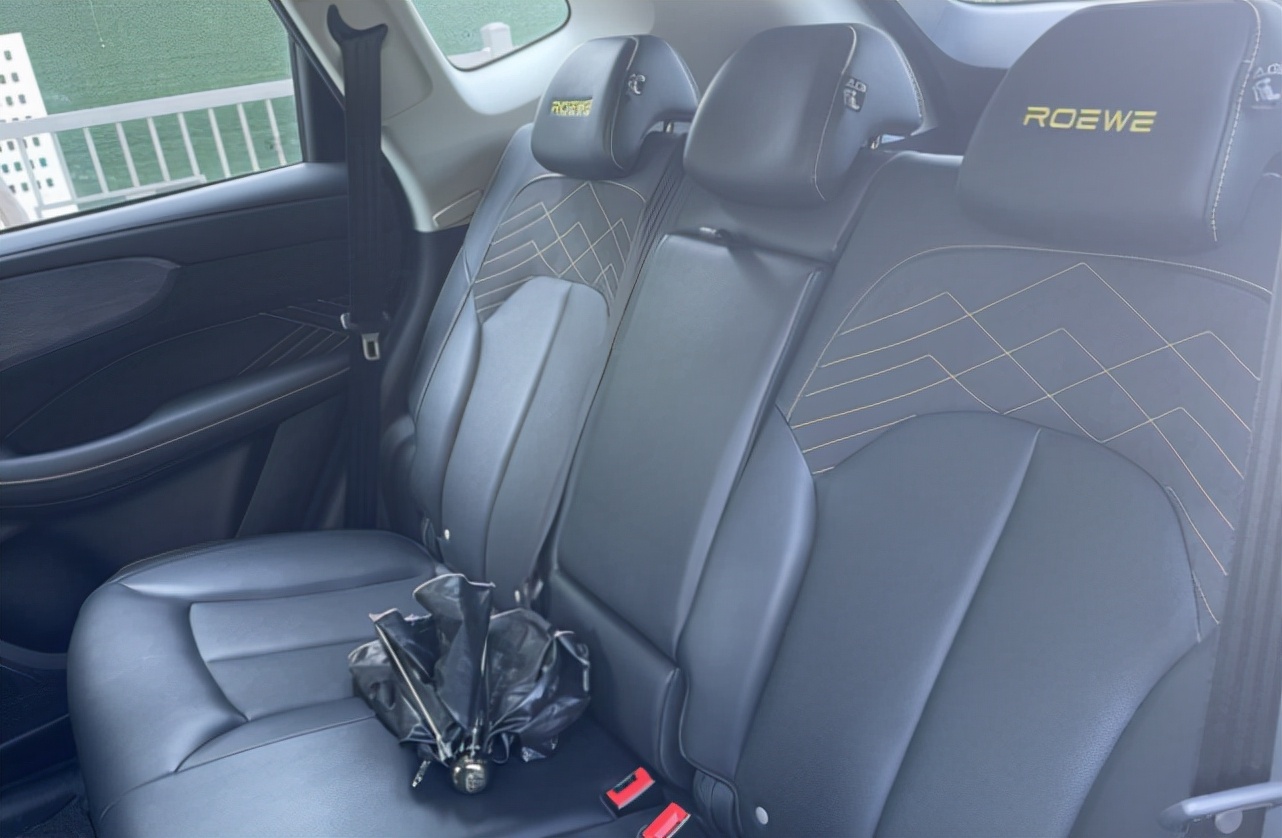 荣威rx51.5t2022款百万款,荣威rx52.0t10万